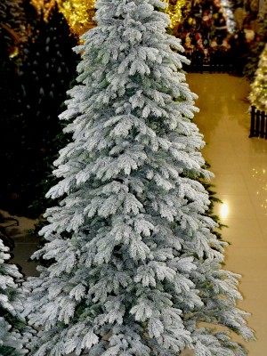 ЕЛЬ В СНЕГУ